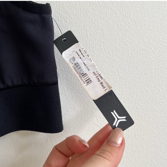 ULTRACOR • Lux Essential Star Knockout Level Crop Top in Nero Starlight • Large - Picture 3 of 11